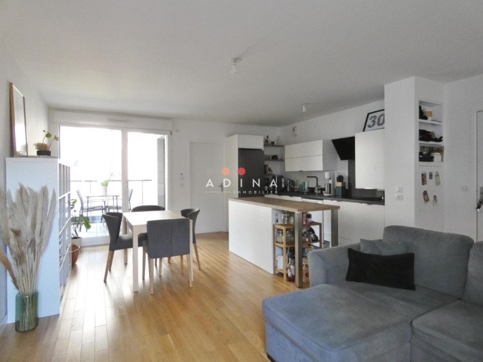 Appartement moderne avec cuisine ouverte et salon au Plessis-Robinson.