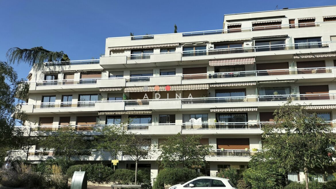 Immeuble moderne avec balcons à Le Plessis-Robinson.