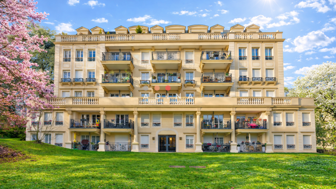 Immeuble résidentiel avec balcons et espaces verts.