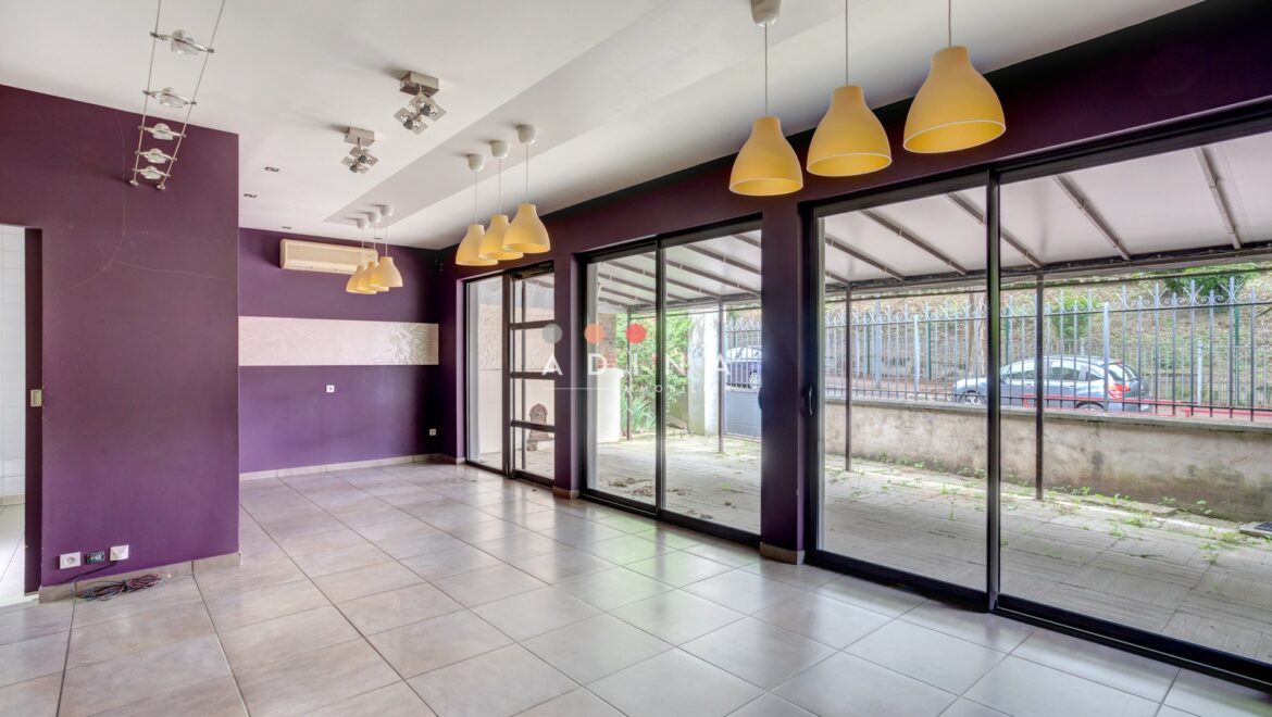 Intérieur moderne avec baies vitrées et murs violets.