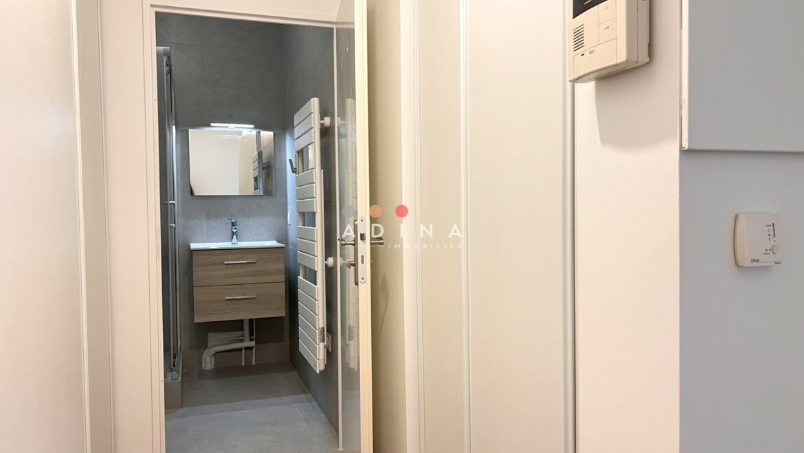 Couloir avec vue sur une salle de bains moderne, Le Plessis-Robinson.