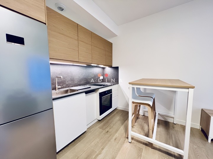 Cuisine moderne avec table haute.