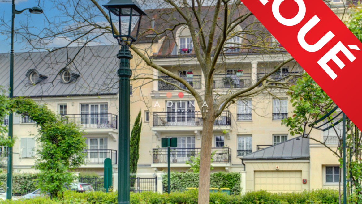 Immeuble résidentiel à Le Plessis-Robinson avec pancarte "Loué".