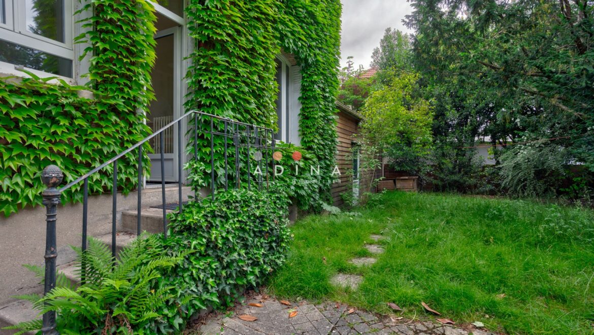 Entrée d'une maison avec façade couverte de lierre à Le Plessis-Robinson.