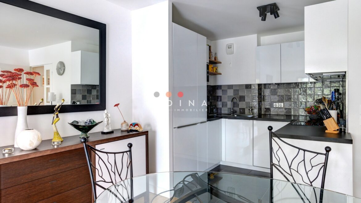 Cuisine moderne avec coin repas et décoration élégante.