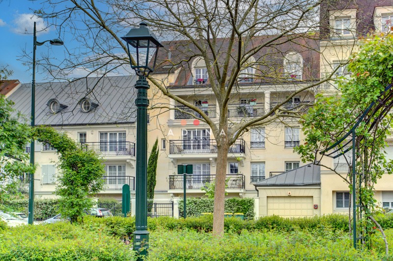 Immeuble résidentiel avec arbres et lampadaire à Le Plessis-Robinson.