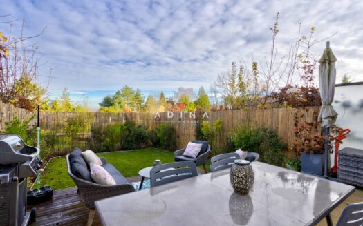 Maison moderne mitoyenne à Louveciennes.