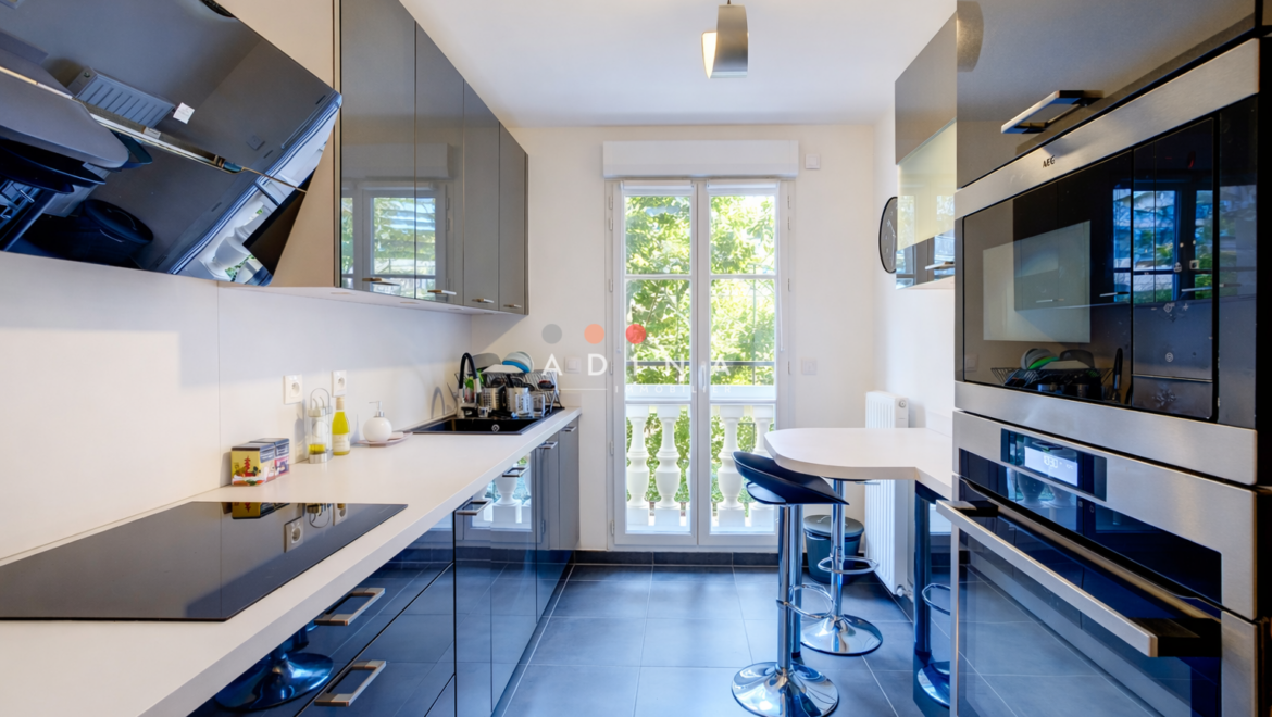 Cuisine moderne avec électroménagers en acier inoxydable.