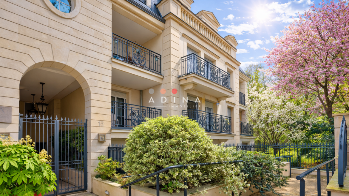 Façade d'un immeuble résidentiel avec jardin fleuri.