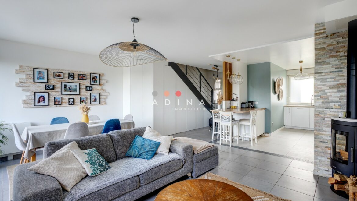 Intérieur moderne d'un salon avec cuisine ouverte.