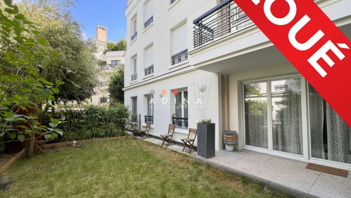 Appartement avec terrasse et jardin, "loué" écrit en rouge.