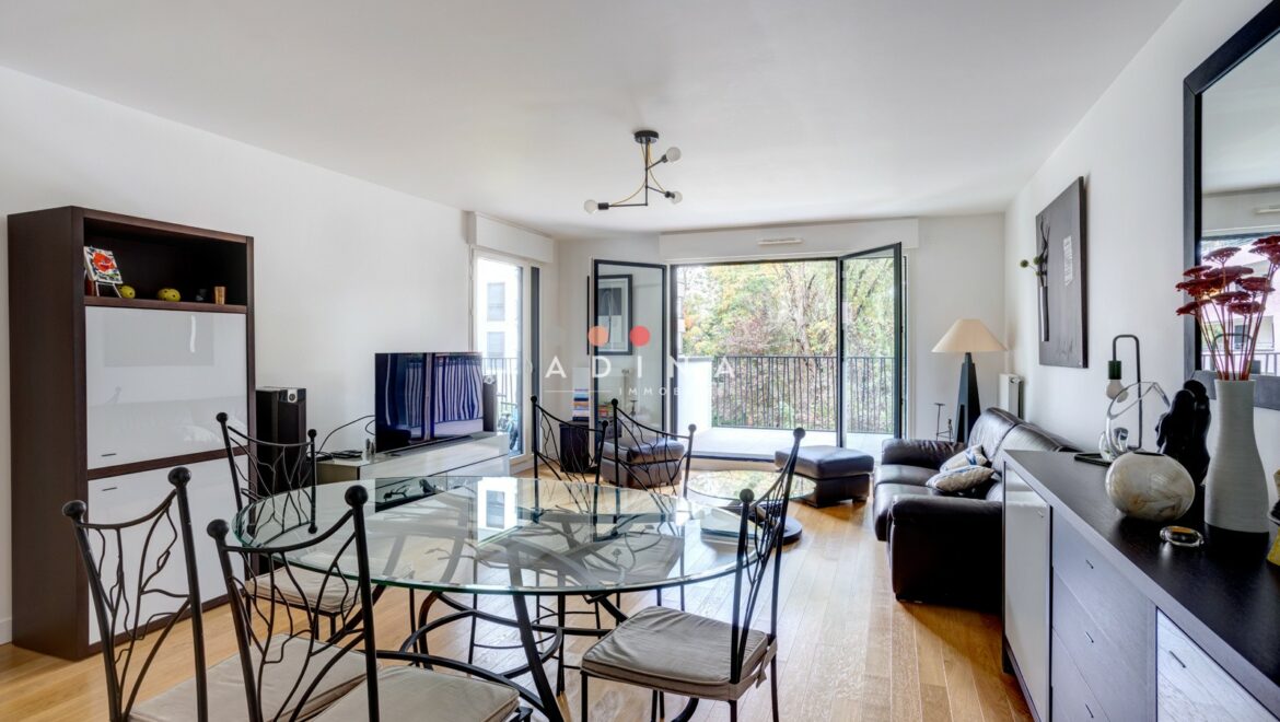 Salon moderne avec mobilier et vue sur balcon à Le Plessis-Robinson.