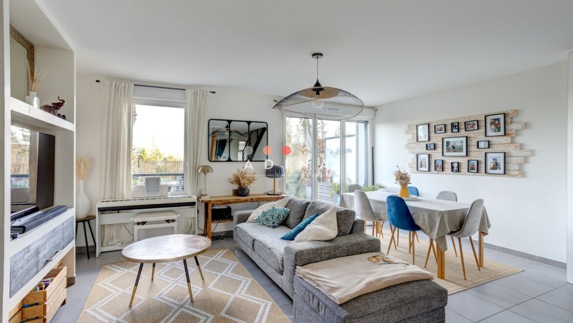 Salon moderne et lumineux avec coin repas.