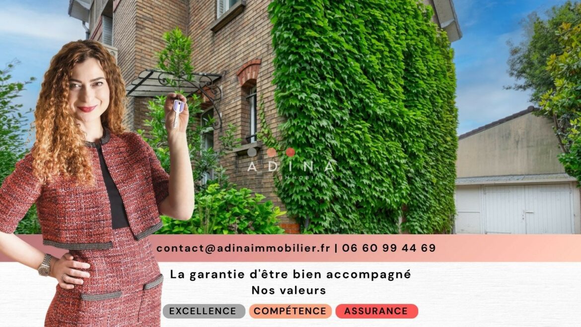 Femme tenant des clés devant une maison en briques au Plessis-Robinson.