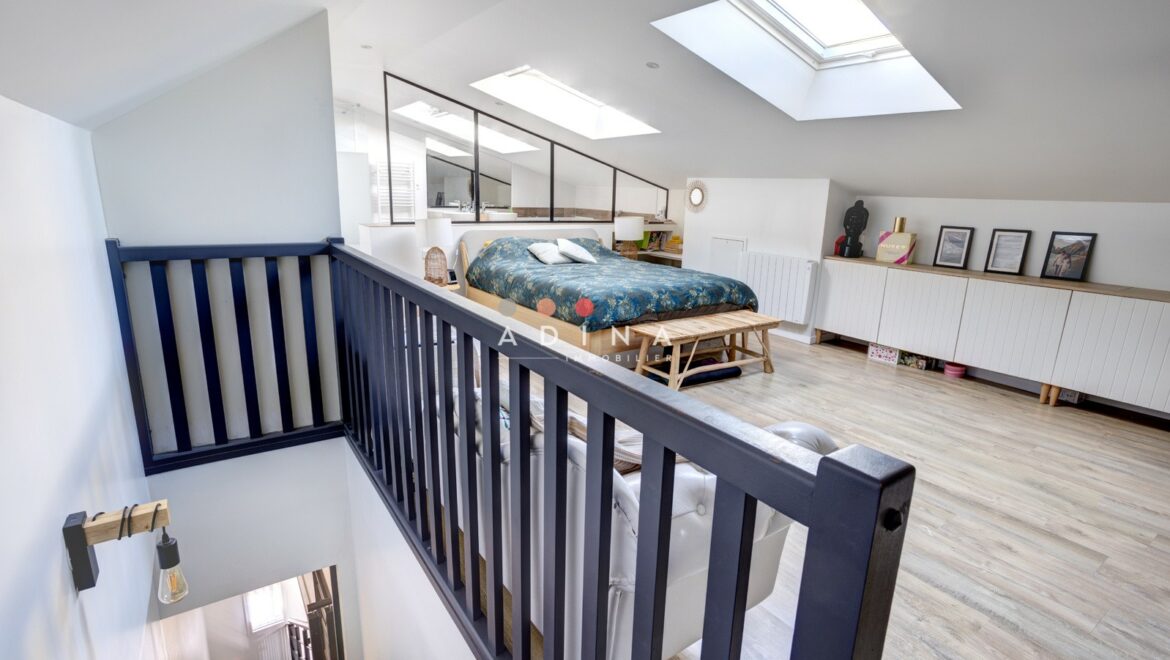 Loft moderne avec mezzanine et puits de lumière à Louveciennes.