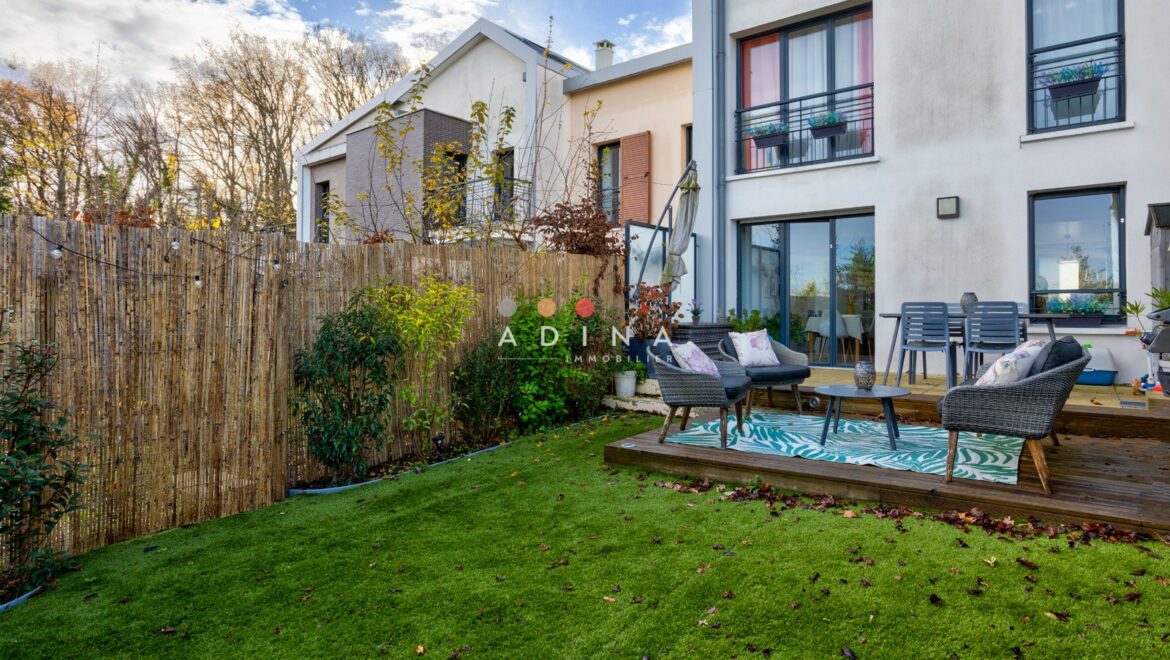 Maison moderne avec terrasse et jardin.