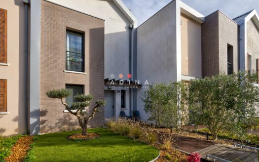 Maison moderne mitoyenne à Louveciennes.