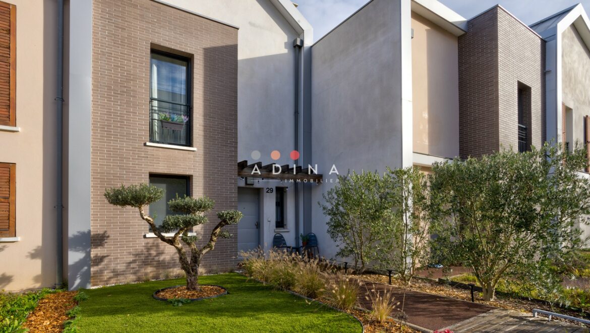 Façade moderne d'une maison avec jardin à Le Plessis-Robinson.