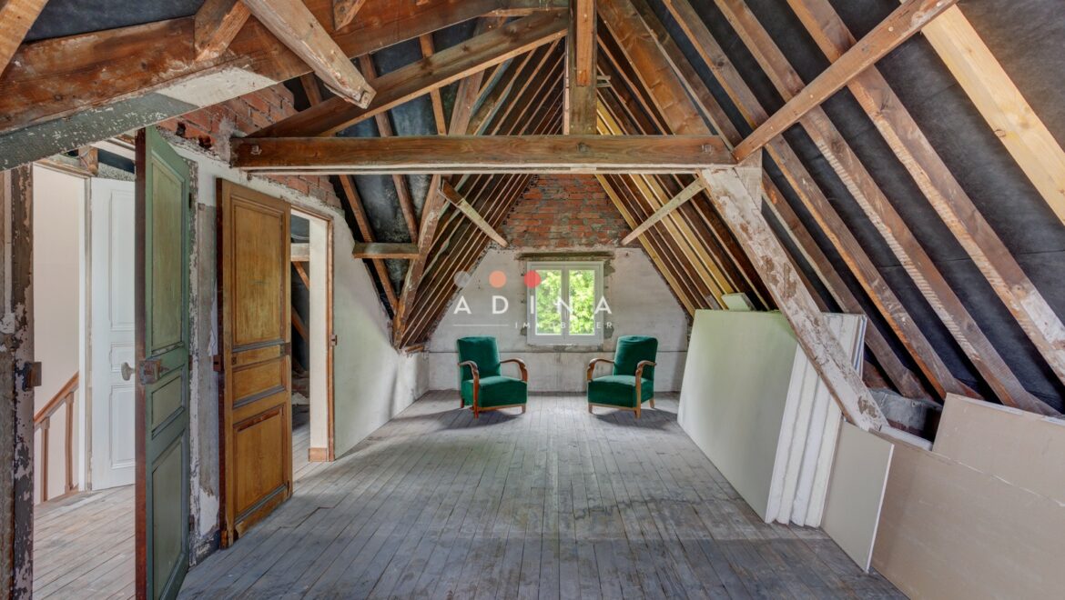 Grenier aménageable avec deux fauteuils et vue de l'intérieur.