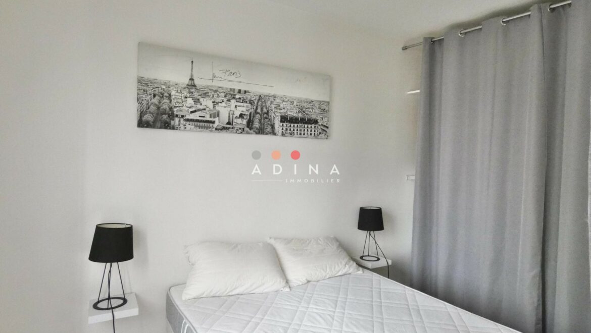 Chambre moderne avec lit double et décoration parisienne.