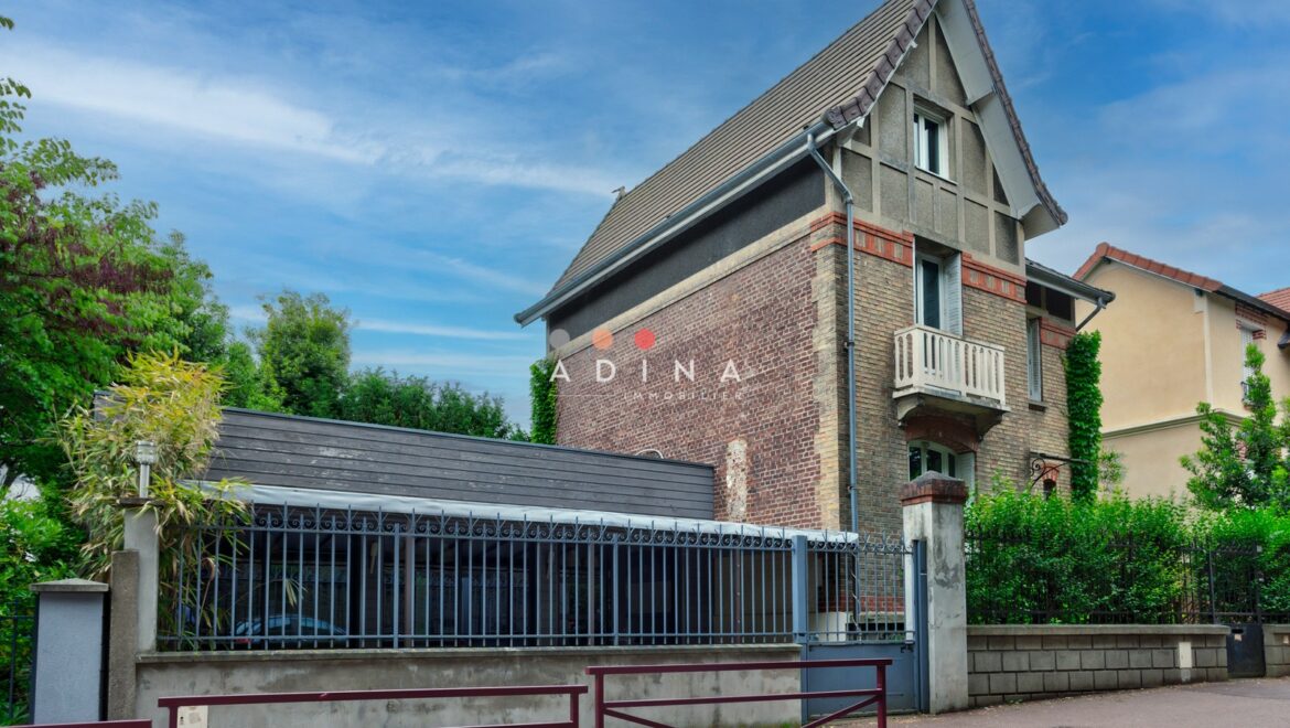 Maison en briques avec jardin et garage au Plessis-Robinson.
