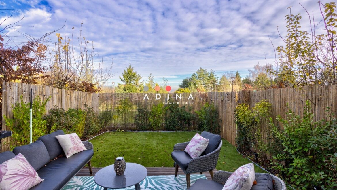 Jardin avec terrasse et mobilier extérieur à Louveciennes.