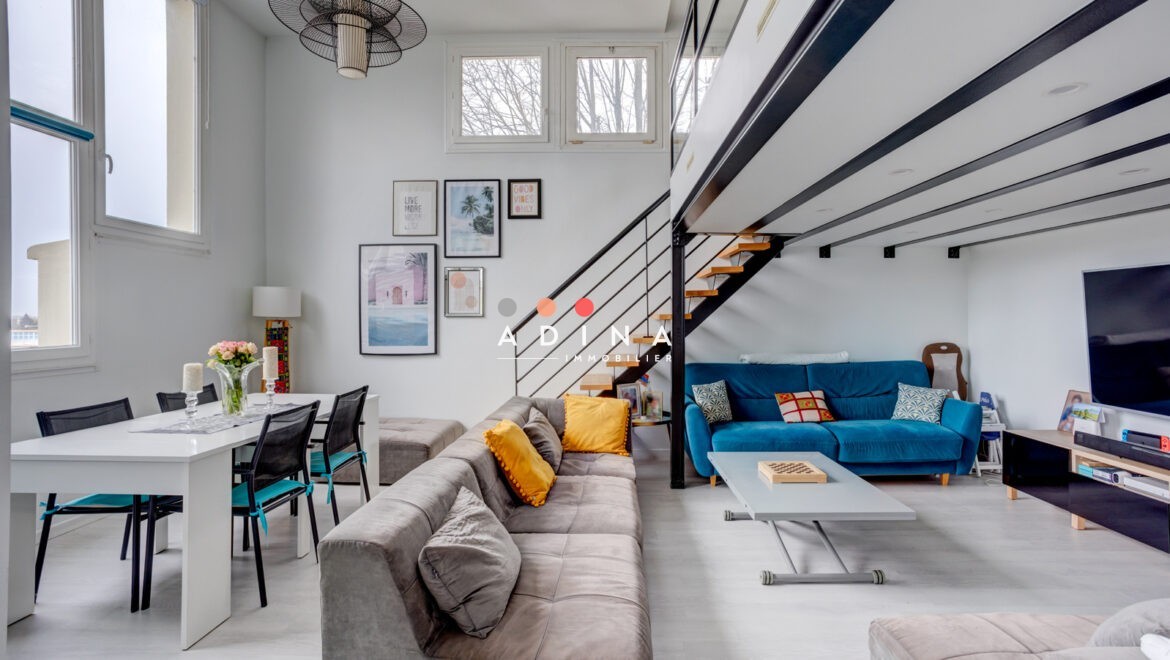 Intérieur moderne et lumineux avec mezzanine au Plessis-Robinson.