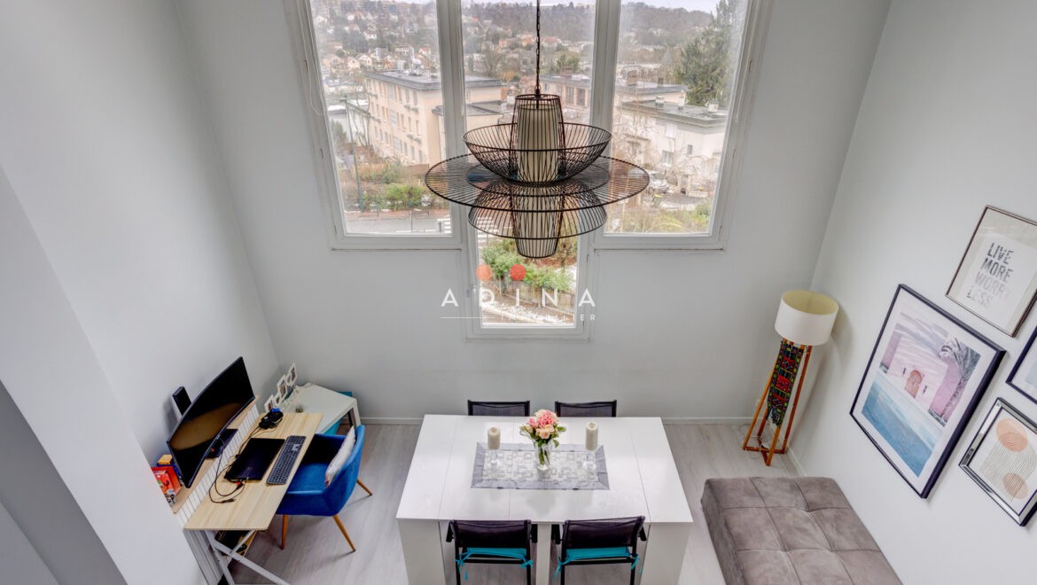 Appartement lumineux avec bureau et salle à manger, vue sur Le-Plessis-Robinson.