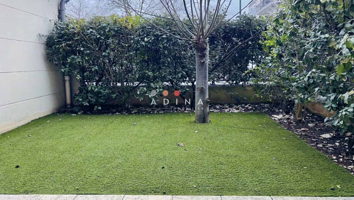 Petit jardin avec pelouse artificielle à Le Plessis-Robinson.