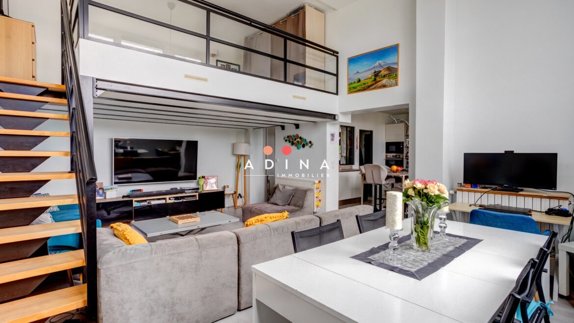 Appartement moderne avec mezzanine et salon spacieux.