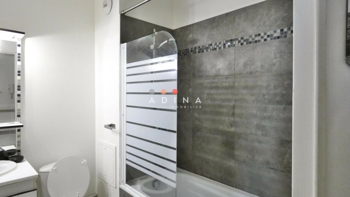 Salle de bains moderne avec baignoire et toilettes.