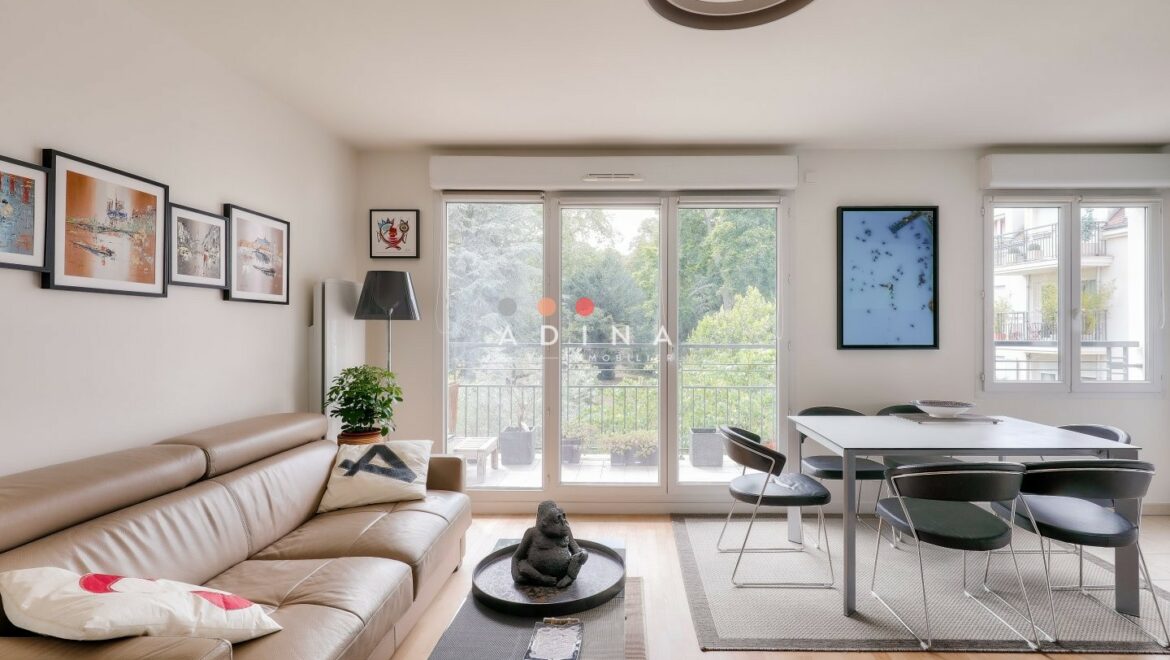 Salon moderne et lumineux avec vue sur jardin à Le Plessis-Robinson.