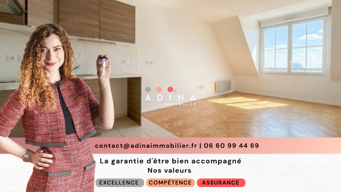 Appartement lumineux avec parquet au Plessis-Robinson, femme tenant une clé.