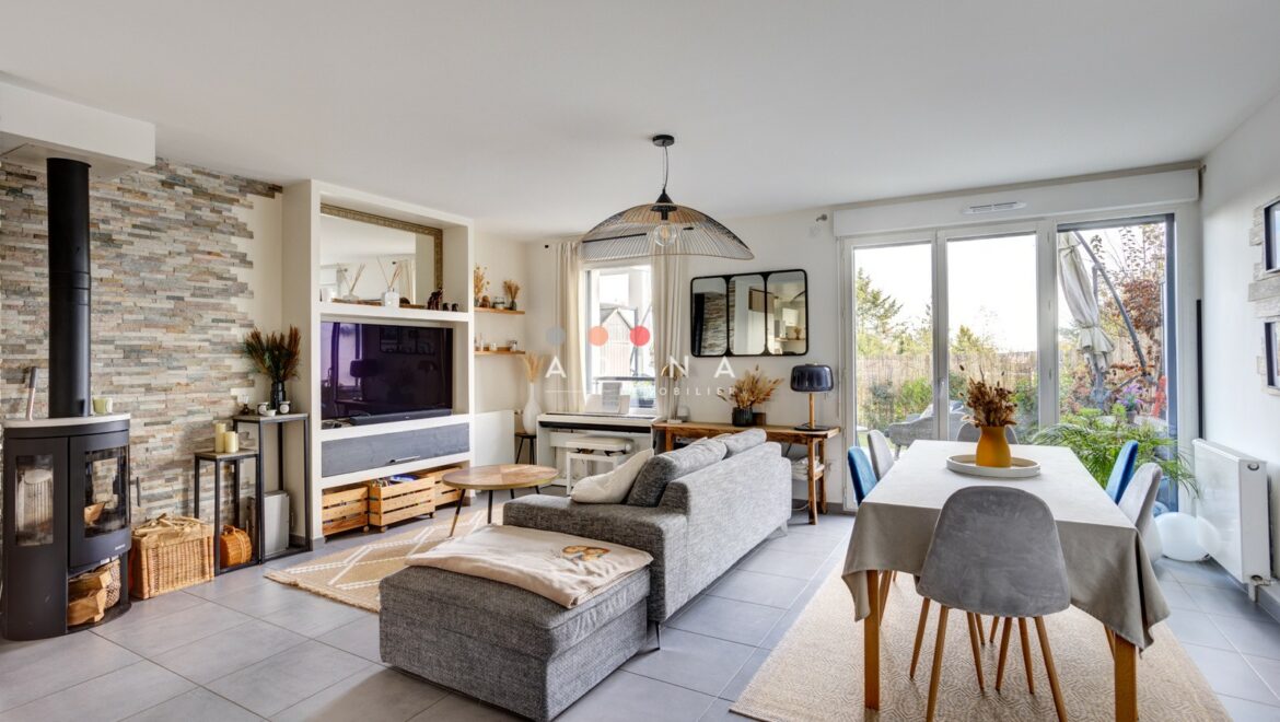 Salon moderne avec table à manger et poêle à bois.