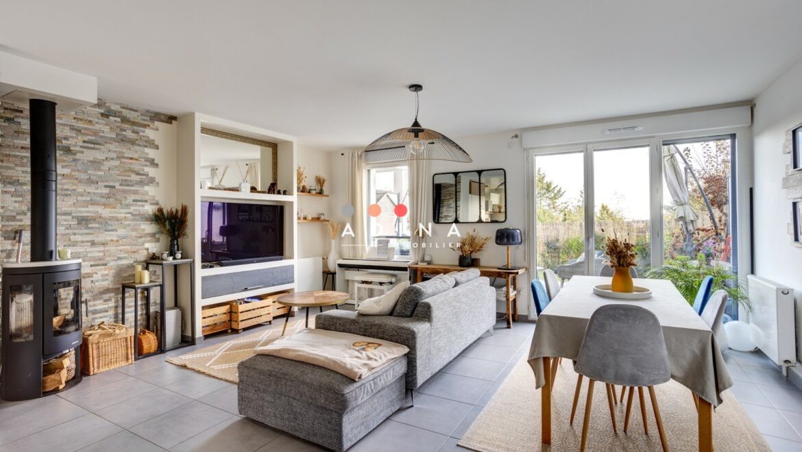 Salon moderne et lumineux avec une cheminée à Louveciennes.