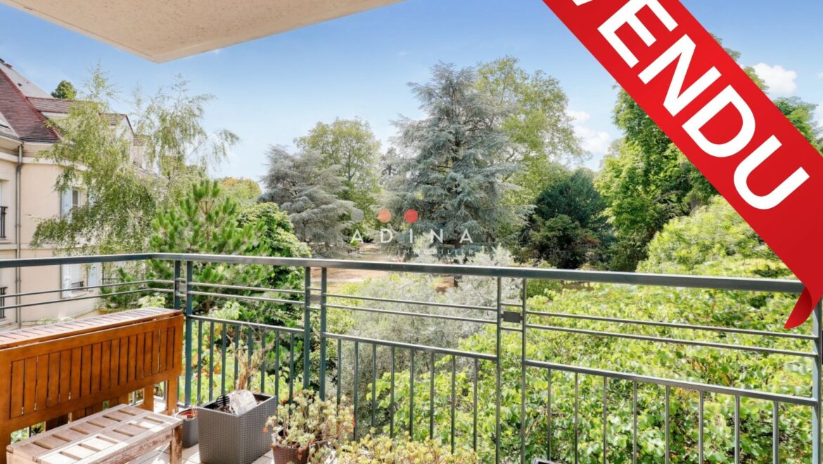 Balcon verdoyant avec bannière "vendu".