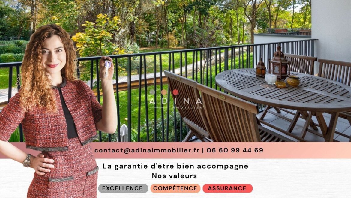 Femme tenant une clé sur un balcon avec vue sur un jardin.