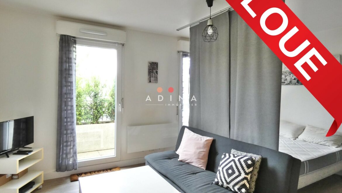 Appartement meublé loué avec salon et coin chambre.