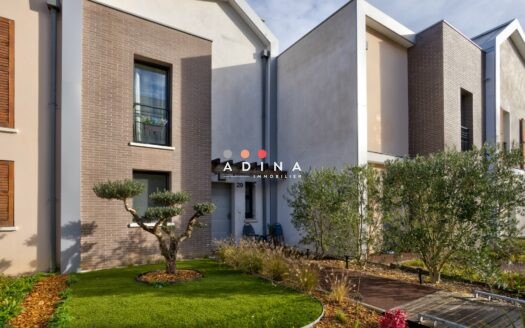 Maison moderne mitoyenne à Louveciennes.