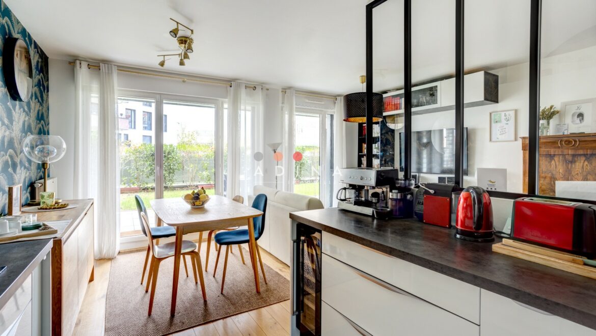 Salle à manger moderne avec vue sur jardin.