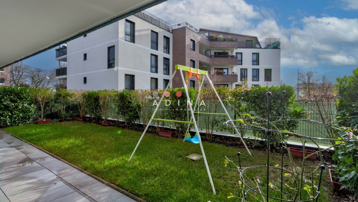 Appartement moderne avec jardin et balançoire à Le Plessis-Robinson.