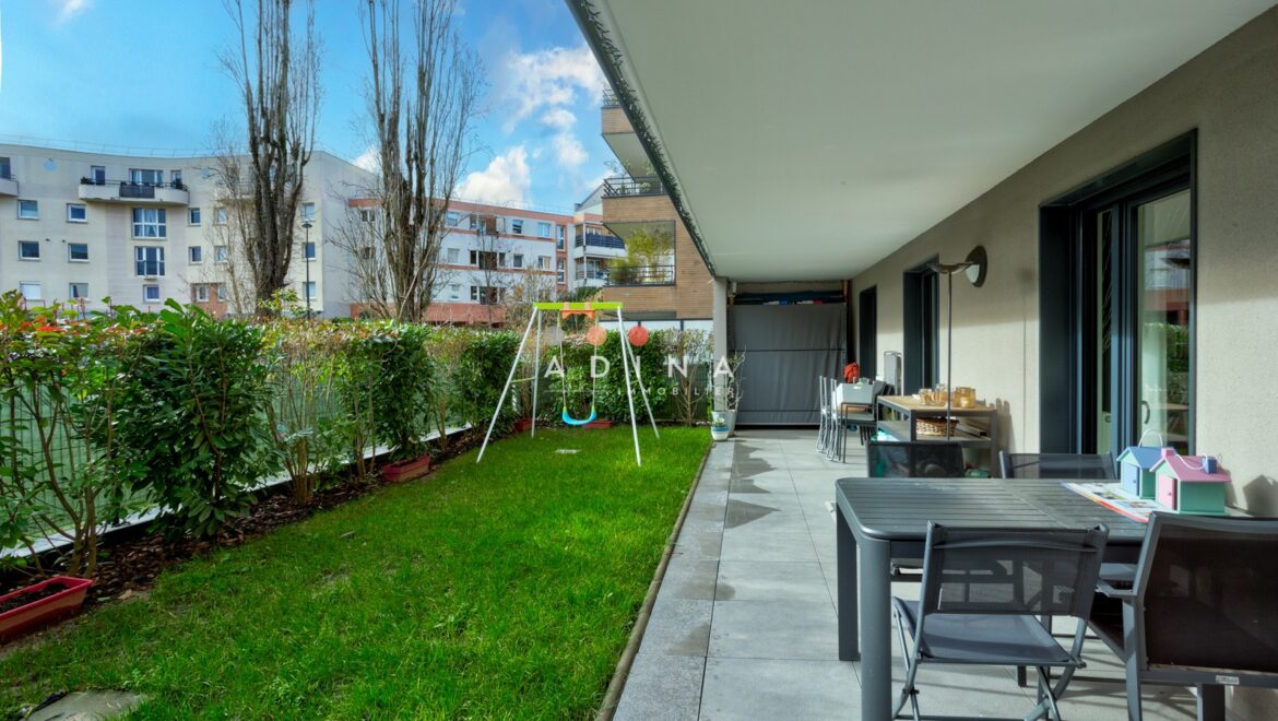 Terrasse aménagée avec mobilier et jardin verdoyant à Le Plessis-Robinson.