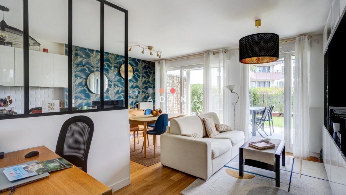 Salon moderne avec coin repas et vue sur jardin.