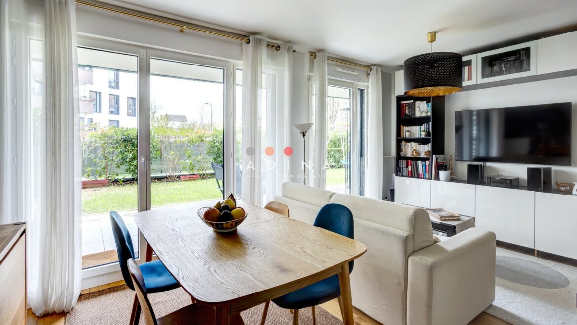 Salon lumineux avec baie vitrée et vue sur jardin au Plessis-Robinson.