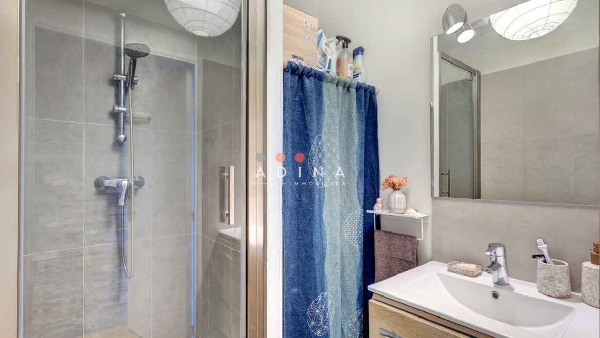 Salle de bain moderne avec douche à l'italienne.