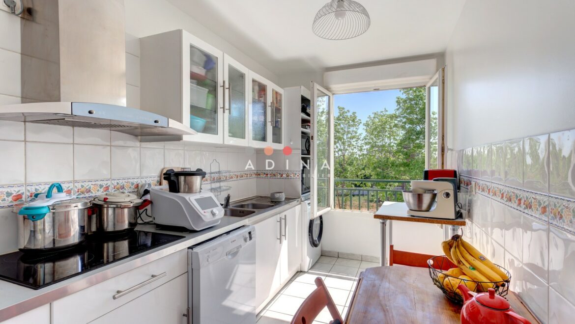 Cuisine lumineuse avec vue sur jardin, Le Plessis-Robinson.