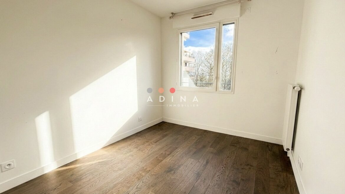 Chambre vide avec parquet et fenêtre, Le Plessis-Robinson.