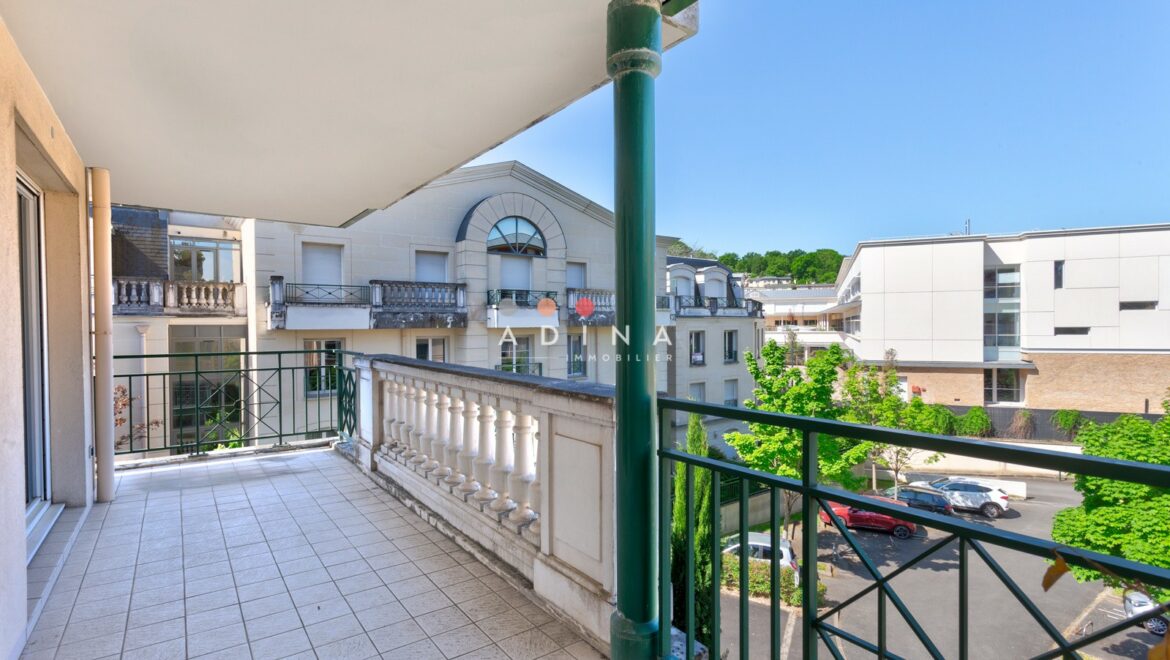 Balcon avec vue sur immeubles modernes.