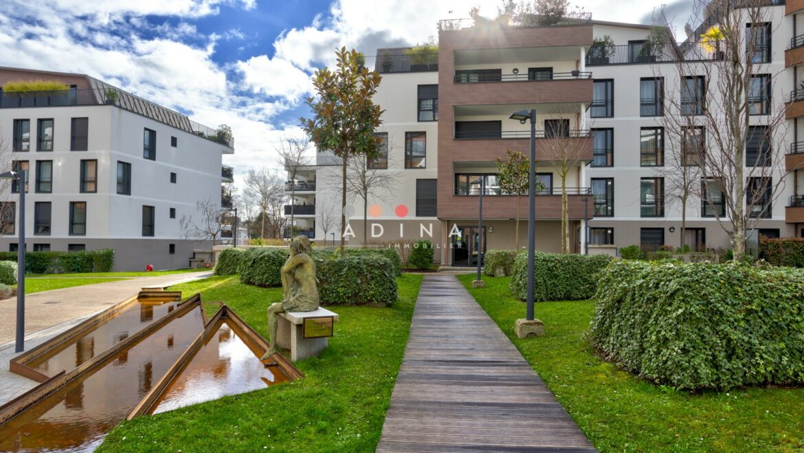 Immeuble moderne avec jardin à Le Plessis-Robinson.