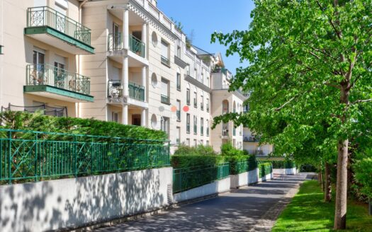 À Vendre – Grand 4 Pièces Traversant avec Balcon au Plessis-